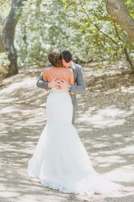 rustic-purple-and-white-outdoor-wedding