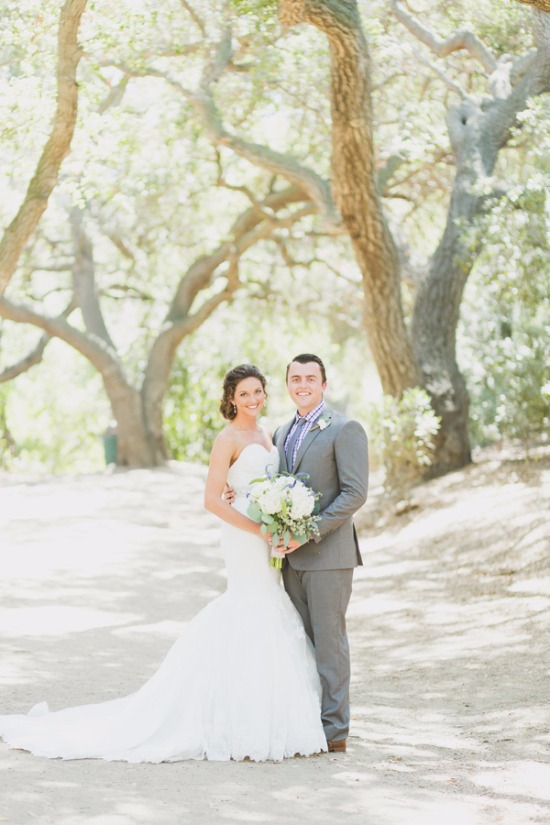 rustic-purple-and-white-outdoor-wedding