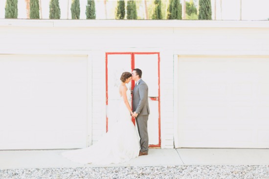 rustic-purple-and-white-outdoor-wedding