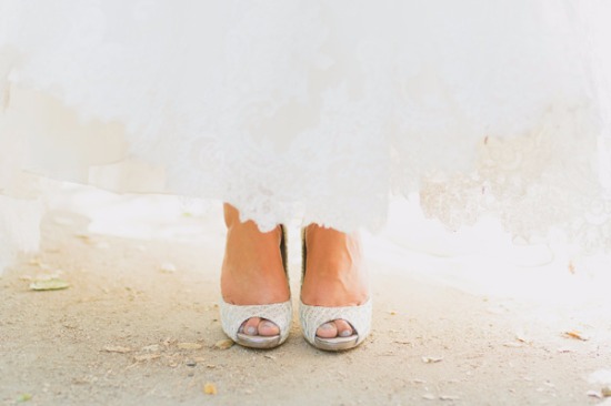 rustic-purple-and-white-outdoor-wedding