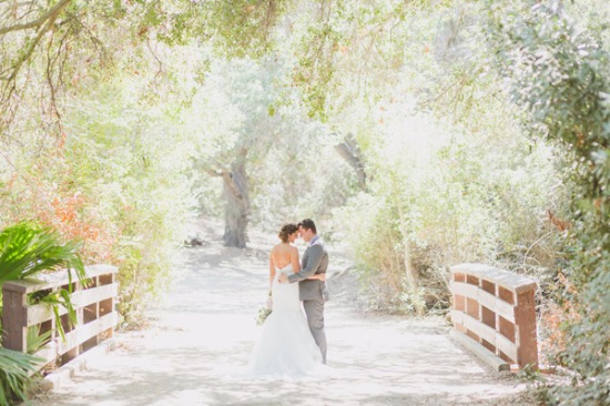 rustic-purple-and-white-outdoor-wedding