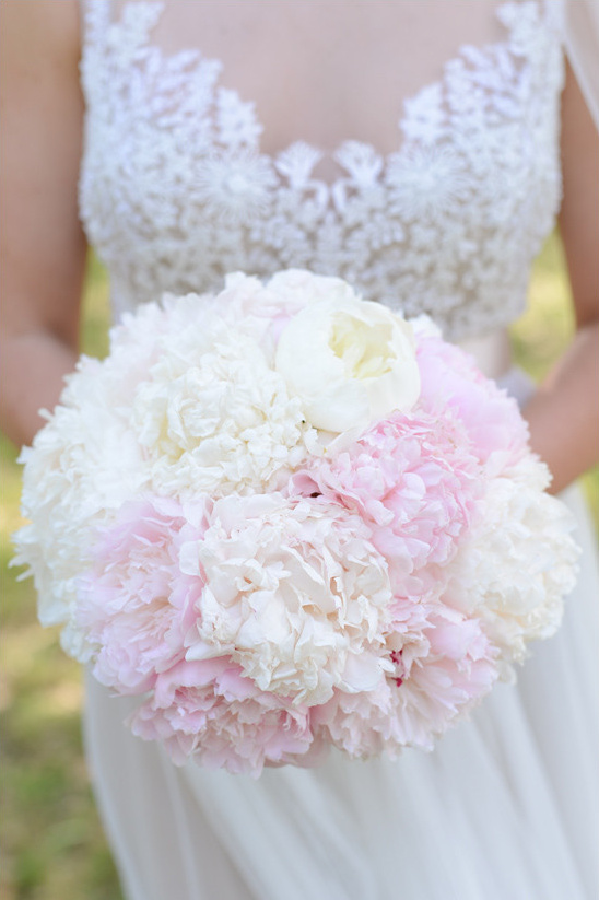 white and pink bouquet @weddingchicks