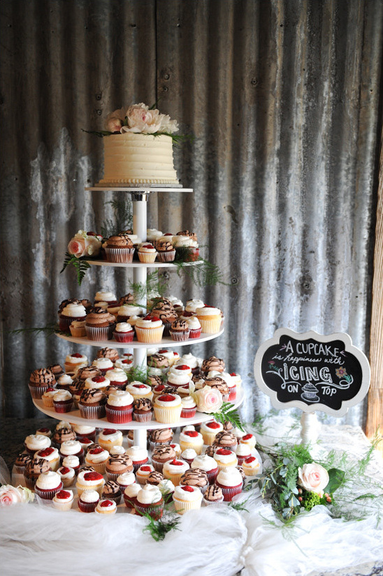 cupcake tower @weddingchicks