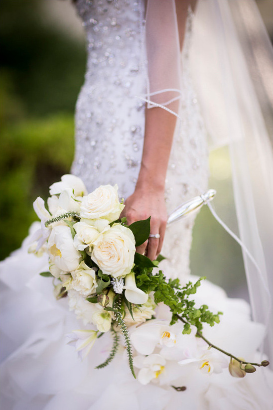 white bouquet @weddingchicks