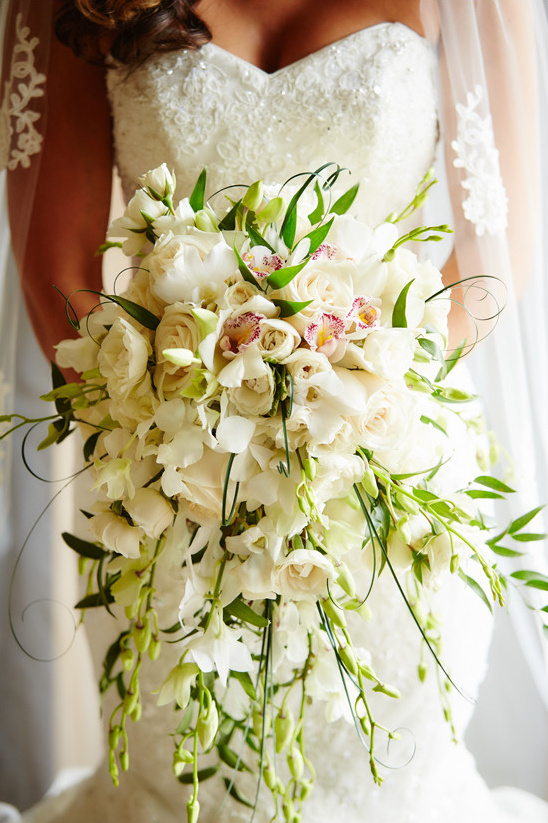 white bouquet @weddingchicks