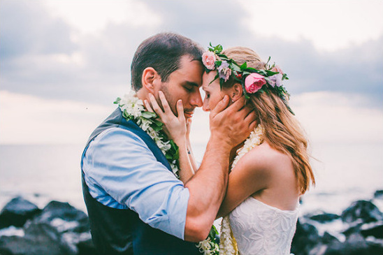Hawaiian wedding photography @weddingchicks