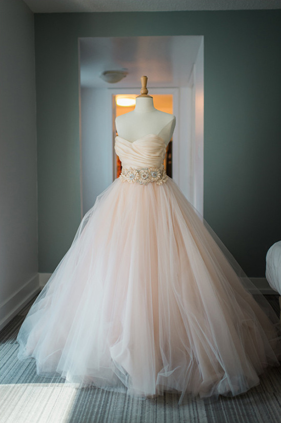 peach wedding dress @weddingchicks