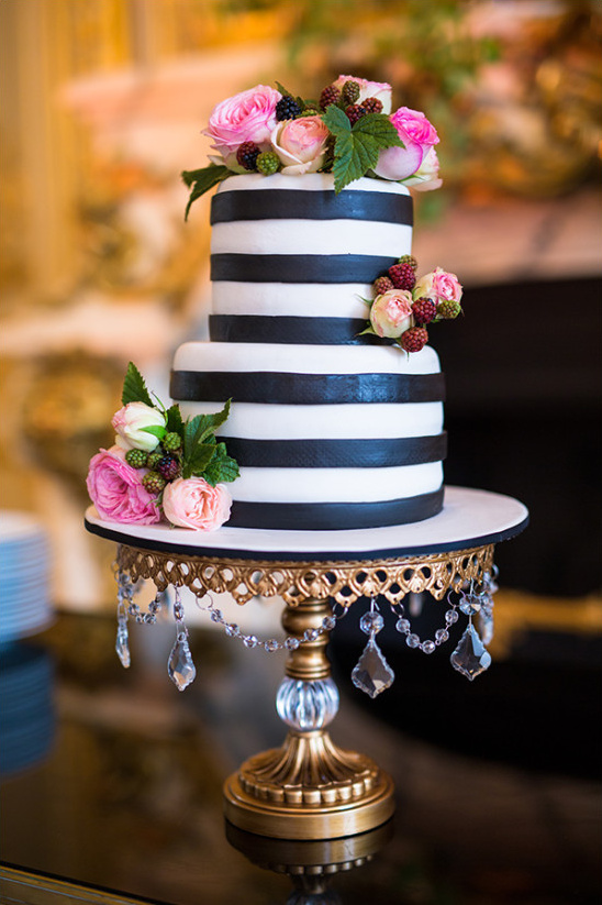 black and white cake @weddingchicks