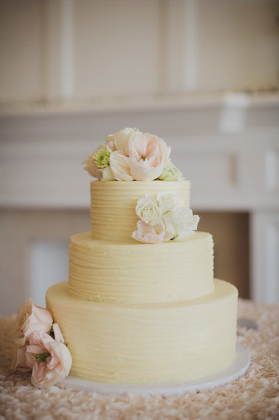 simple wedding cake @weddingchicks