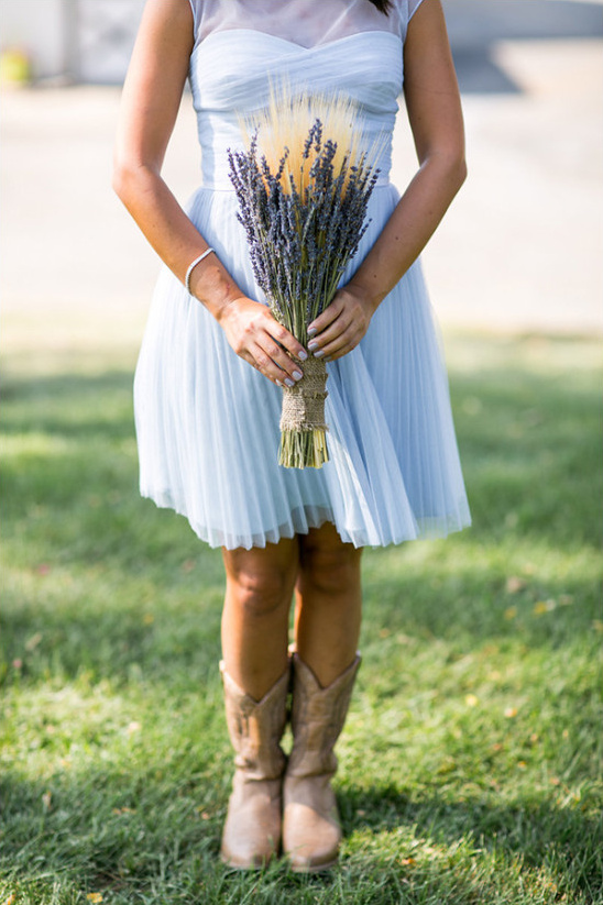 bridesmaid lavender bouquet @weddingchicks