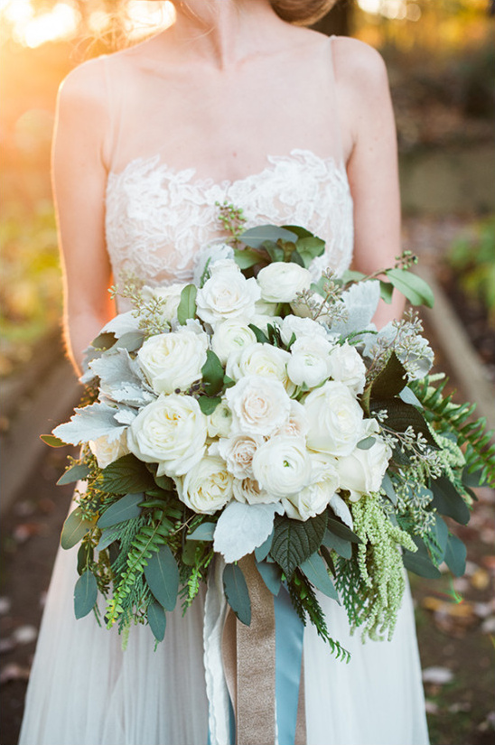 organic white bouquet @weddingchicks