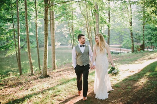 laid-back-purple-and-white-wedding