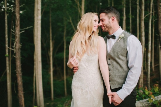 laid-back-purple-and-white-wedding