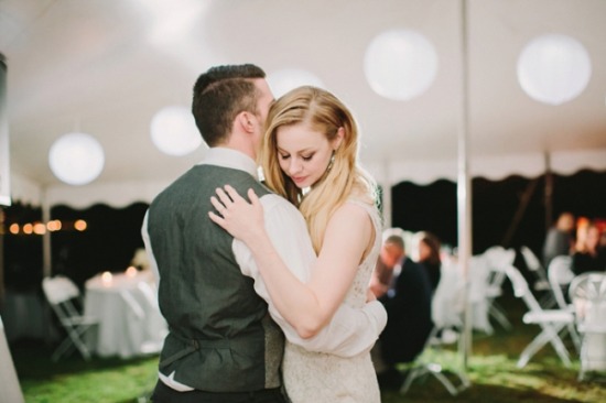 laid-back-purple-and-white-wedding