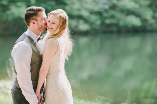 laid-back-purple-and-white-wedding