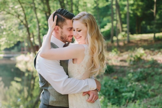 laid-back-purple-and-white-wedding