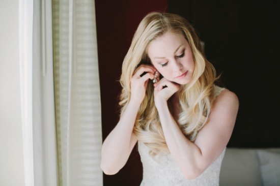 laid-back-purple-and-white-wedding