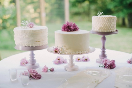laid-back-purple-and-white-wedding