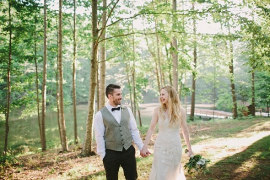 laid-back-purple-and-white-wedding