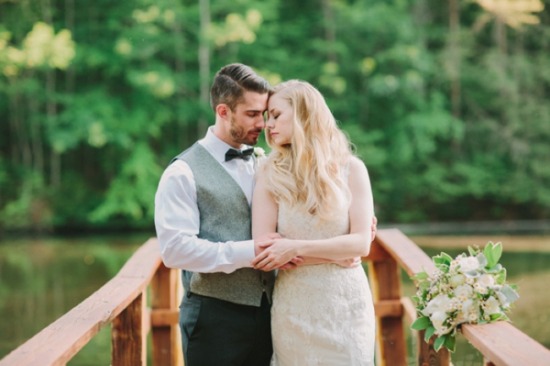 laid-back-purple-and-white-wedding