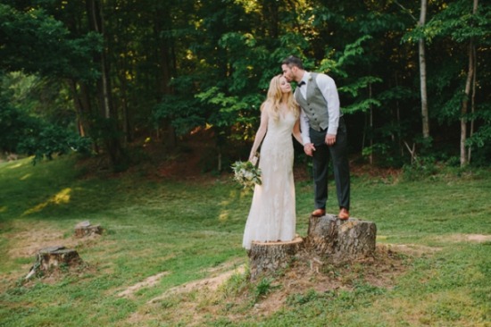 laid-back-purple-and-white-wedding