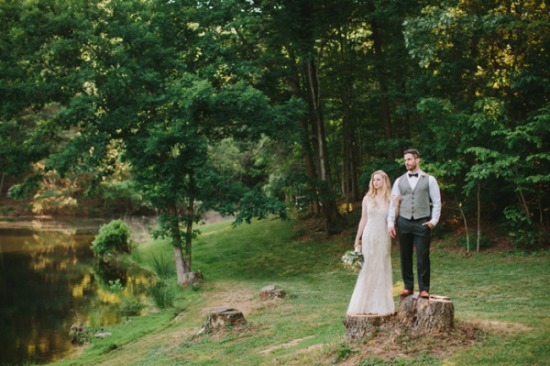 laid-back-purple-and-white-wedding