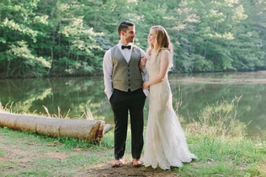 laid-back-purple-and-white-wedding
