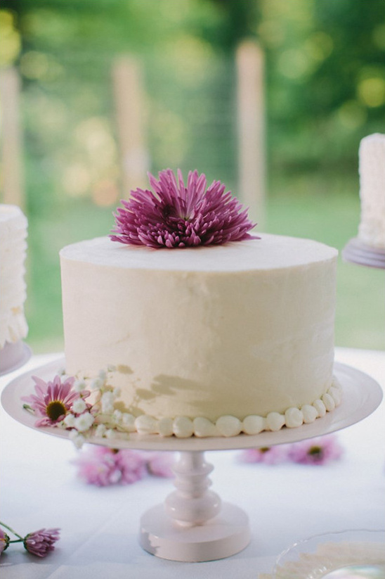 purple and white wedding cake @weddingchicks
