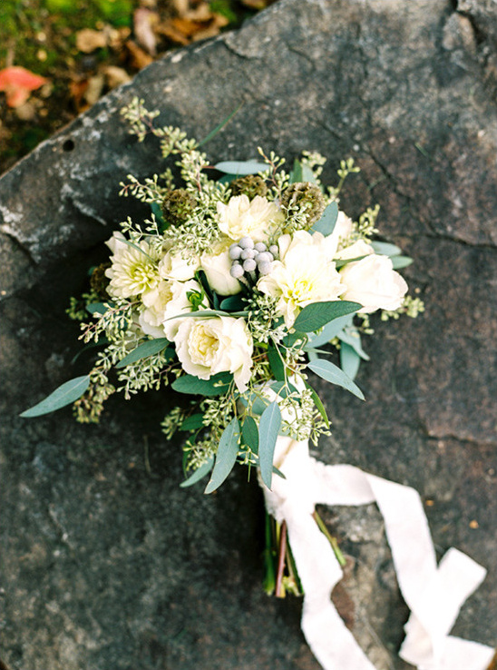 organic white wedding bouquet @weddingchicks