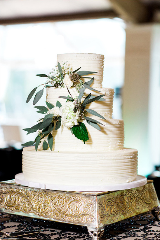classic white wedding cake @weddingchicks