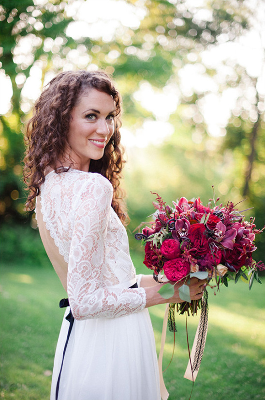 lace wedding gown and bouquet @weddingchicks