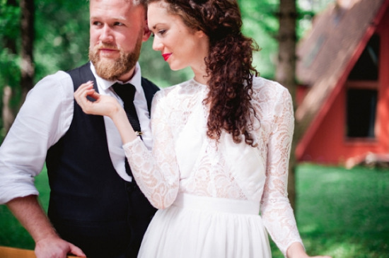 scandinavian-red-and-black-rustic