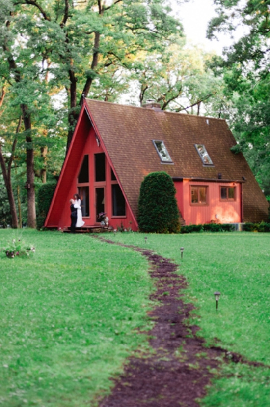 scandinavian-red-and-black-rustic