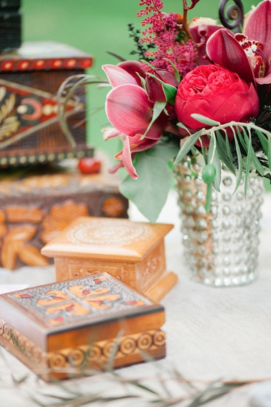 scandinavian-red-and-black-rustic