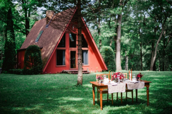 scandinavian-red-and-black-rustic