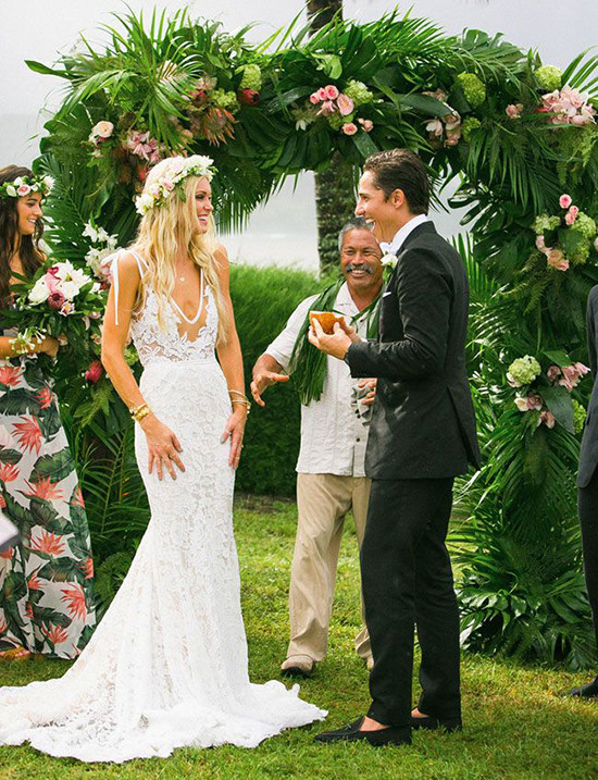 hawaiian beach wedding @weddingchicks