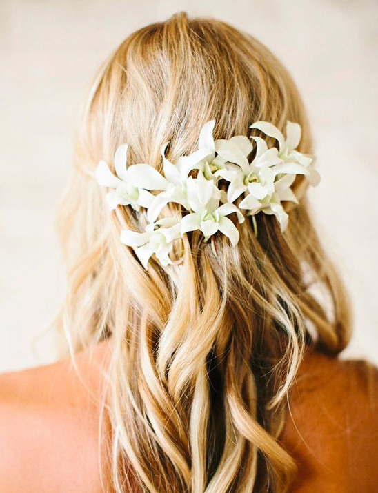 beach wedding hair ideas @weddingchicks
