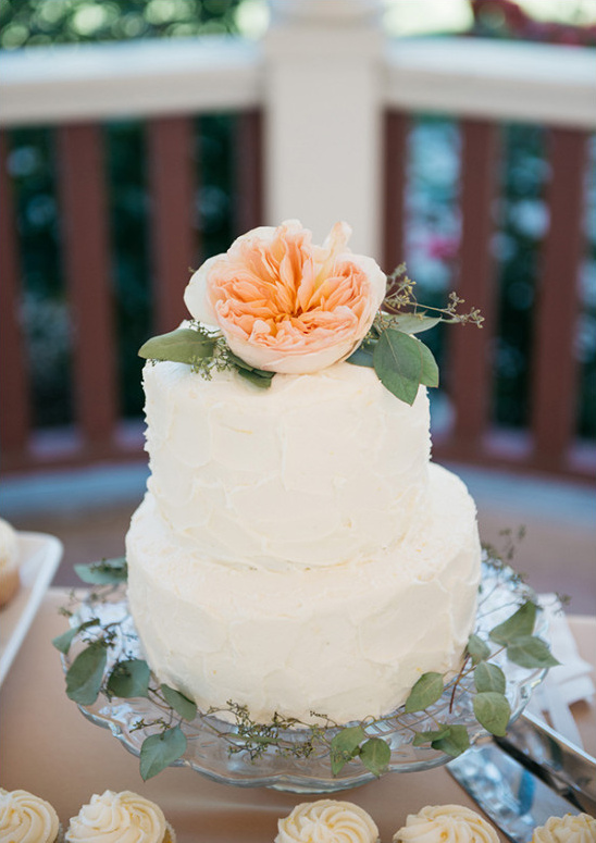 rose topped cake @weddingchicks