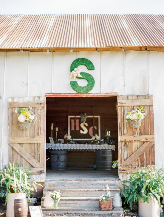 beautiful-be-yourself-barn-wedding