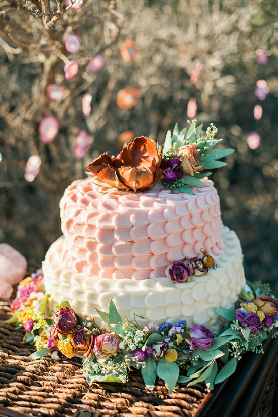 peach and ivory wedding cake @weddingchicks
