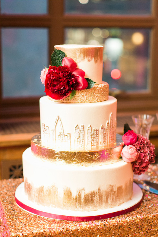 gold cityscape wedding cake @weddingchicks