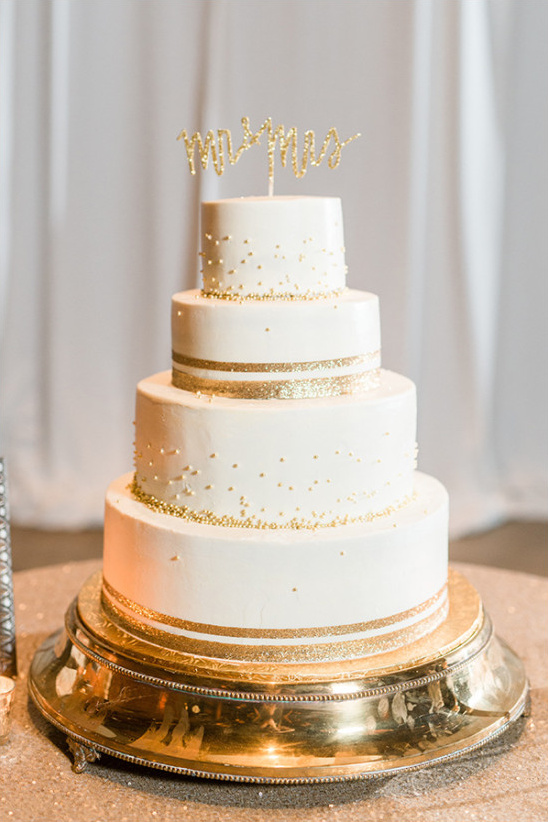 gold and white wedding cake @weddingchicks