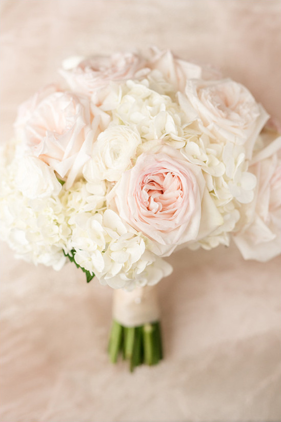 white and pink wedding bouquet @weddingchicks