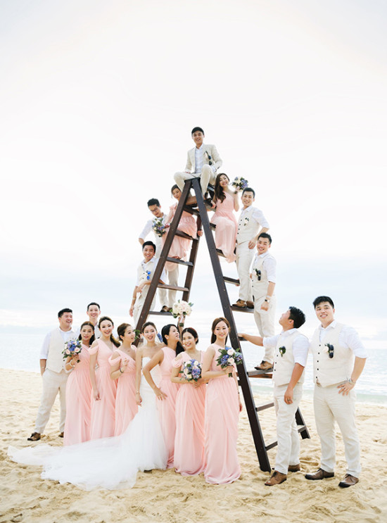 unique ladder wedding party photo idea