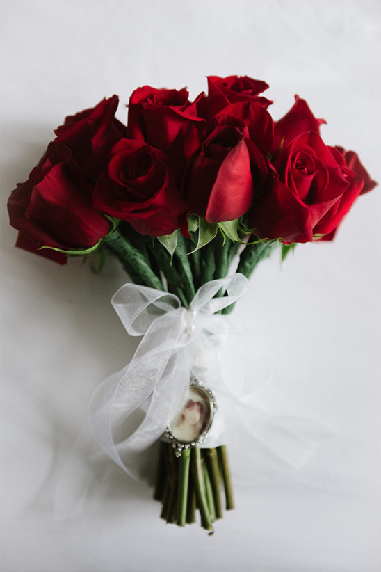red rose bouquet @weddingchicks