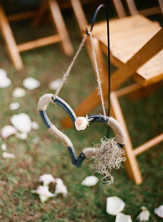 horseshoe wedding heart decor @weddingchicks