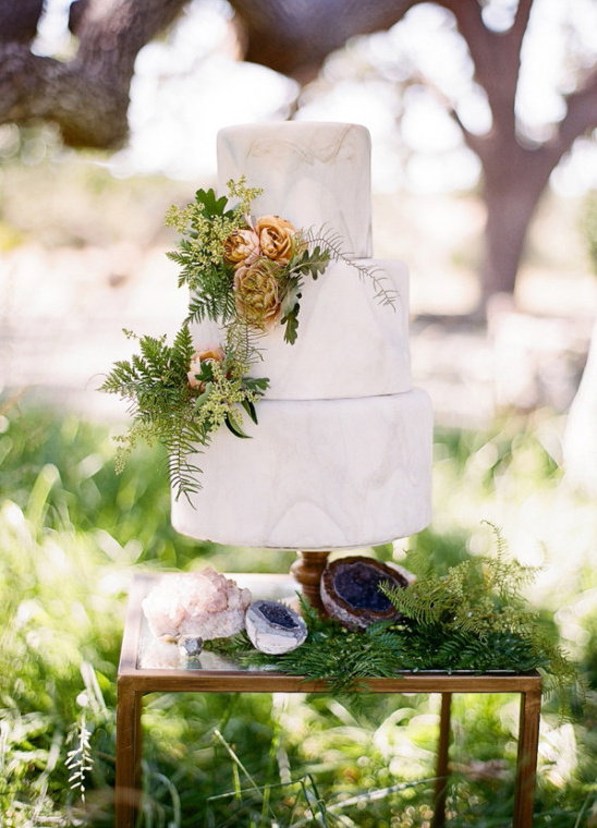 marble wedding cake @weddingchicks