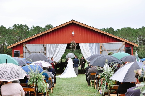 rustic-vintage-red-barn-wedding