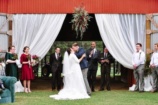 rustic-vintage-red-barn-wedding