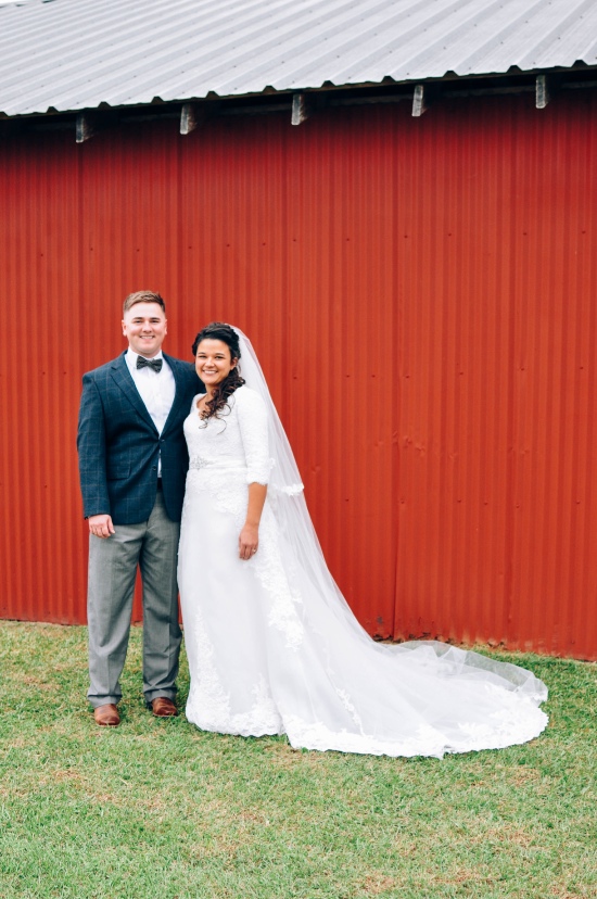 rustic-vintage-red-barn-wedding